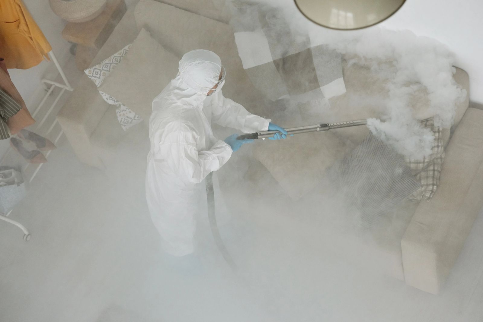 Technicien en extermination au travail, en uniforme professionnel
