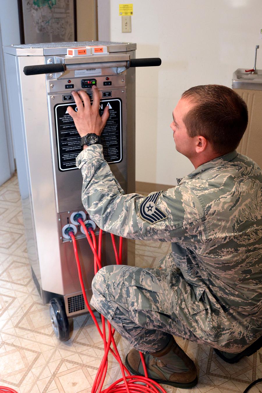 Technicien installant un traitement thermique contre les punaises de lit